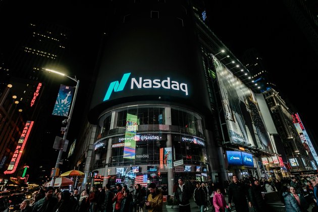 Здание американской биржи NASDAQ в Нью-Йорке