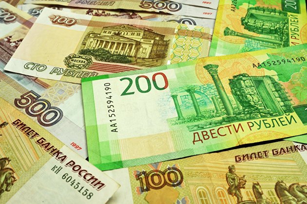 Банкноты номиналом 100, 200 и 500 рублей