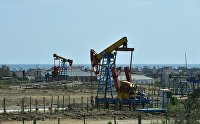 Добыча нефти в пригороде Баку