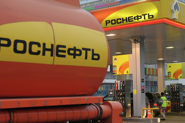 Автозаправочная станция компании "Роснефть" в Москве