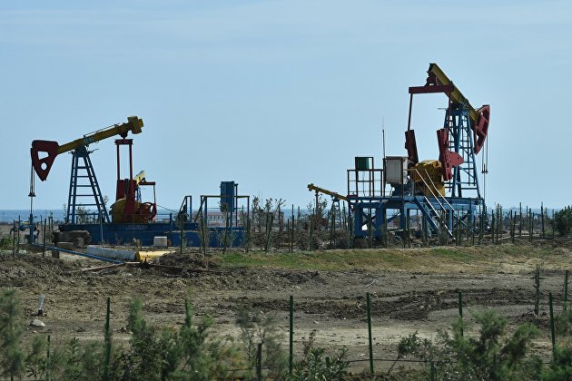 Добыча нефти в пригороде Баку