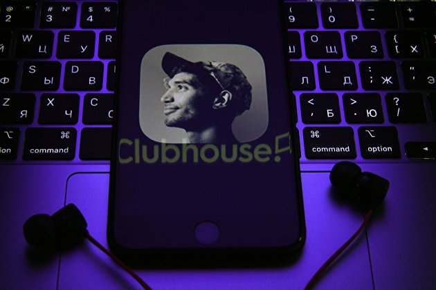 Приложение Clubhouse на экране смартфона