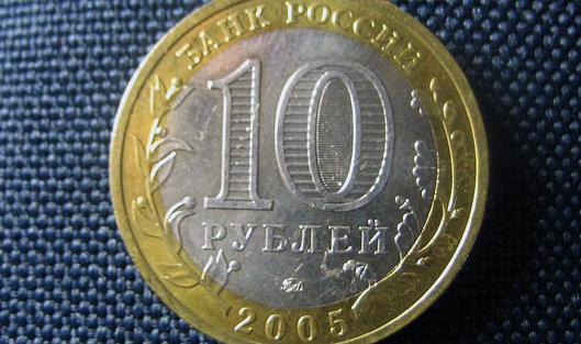Курс рубля против доллара замер в нерешительности на дешевеющей нефти