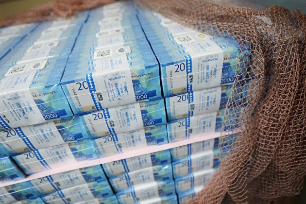 Пачки с денежными купюрами номиналом 2000 рублей на Пермской печатной фабрике