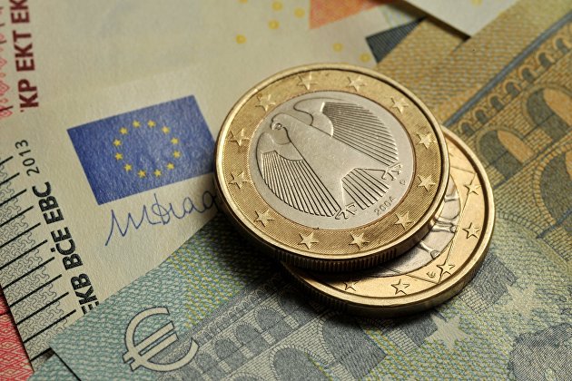 Монеты номиналом 1 евро и банкноты евро различного номинала