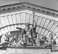 Фрагмент фасада здания бывшей Санкт-Петербургской фондовой биржи