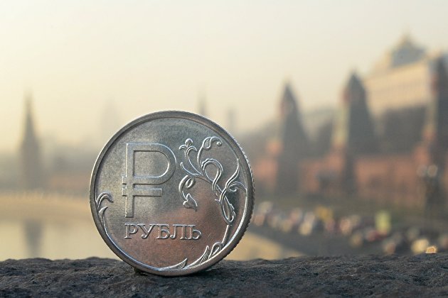 " Рублевая монета на фоне Московского Кремля