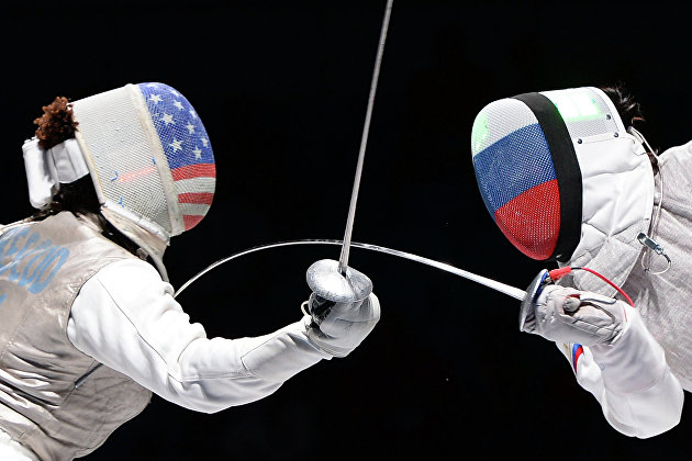 Нзинга Прескод (США) и Аида Шанаева (Россия) в полуфинальном поединке на соревнованиях среди женщин по фехтованию на рапирах на чемпионате мира в Москве