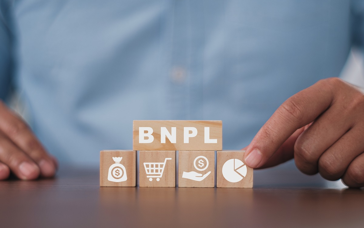 BNPL-сервис — buy now pay later [покупай сейчас, плати потом — англ.] — дает потребителям возможность оплачивать покупки частями без оформления кредитного договора

 