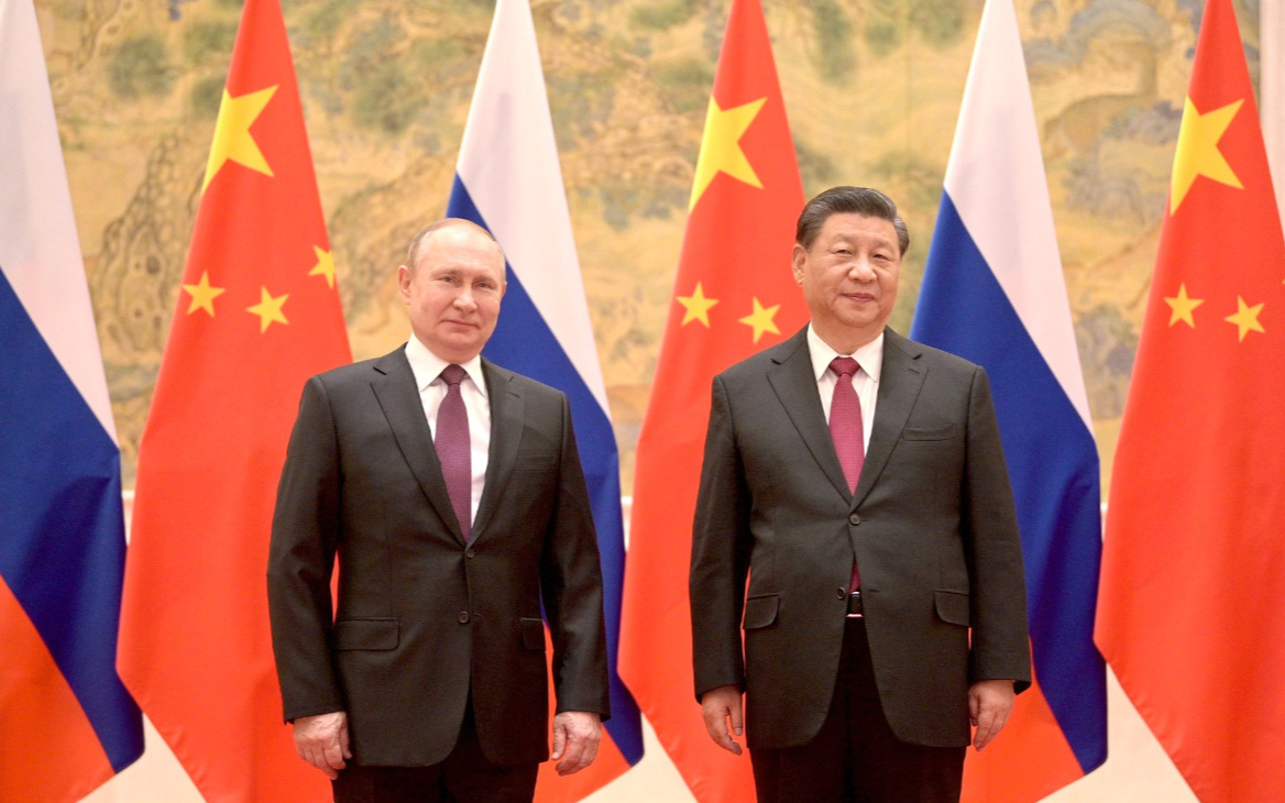 Президент России Владимир Путин с председателем Китайской Народной Республики Си Цзиньпином перед началом российско-китайских переговоров.