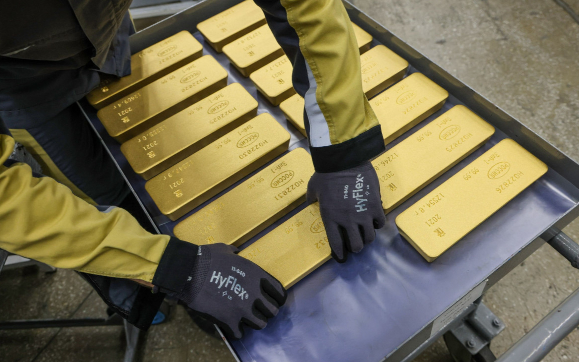 Золотые слитки массой 12,5 кг на заводе цветных металлов «Красцветмет» в Красноярске.