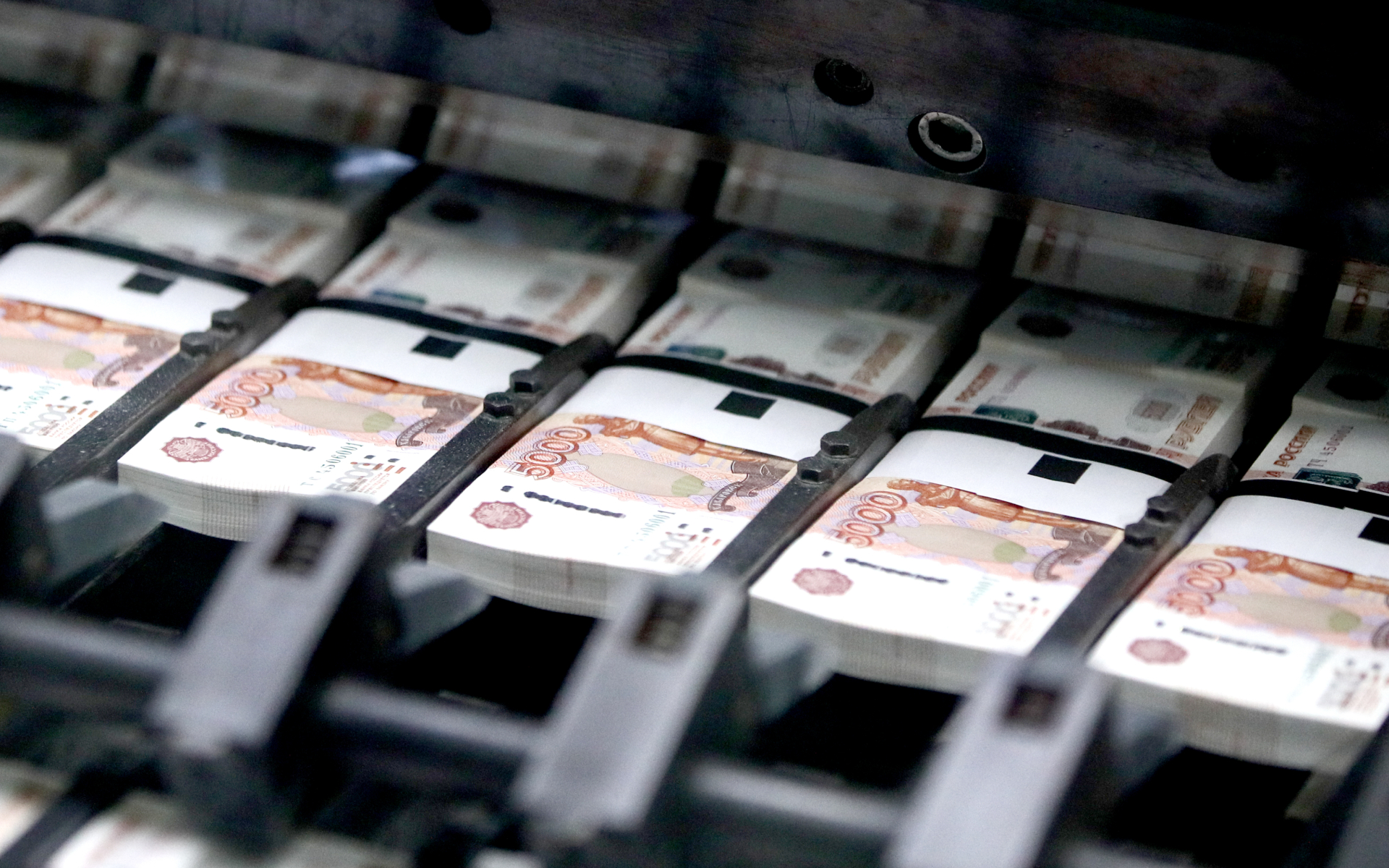 Пачки банкнот номиналом ₽5 тыс. на Московской печатной фабрике «Гознак»