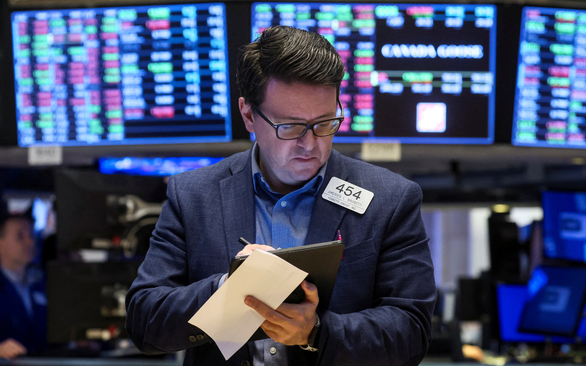 Трейдер работает на площадке Нью-Йоркской фондовой биржи (NYSE)
