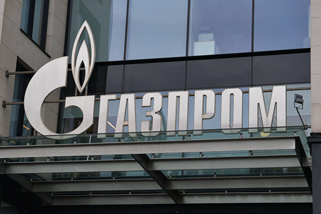 Вывеска на офисе ПАО "Газпром" на Московском проспекте в Санкт-Петербурге