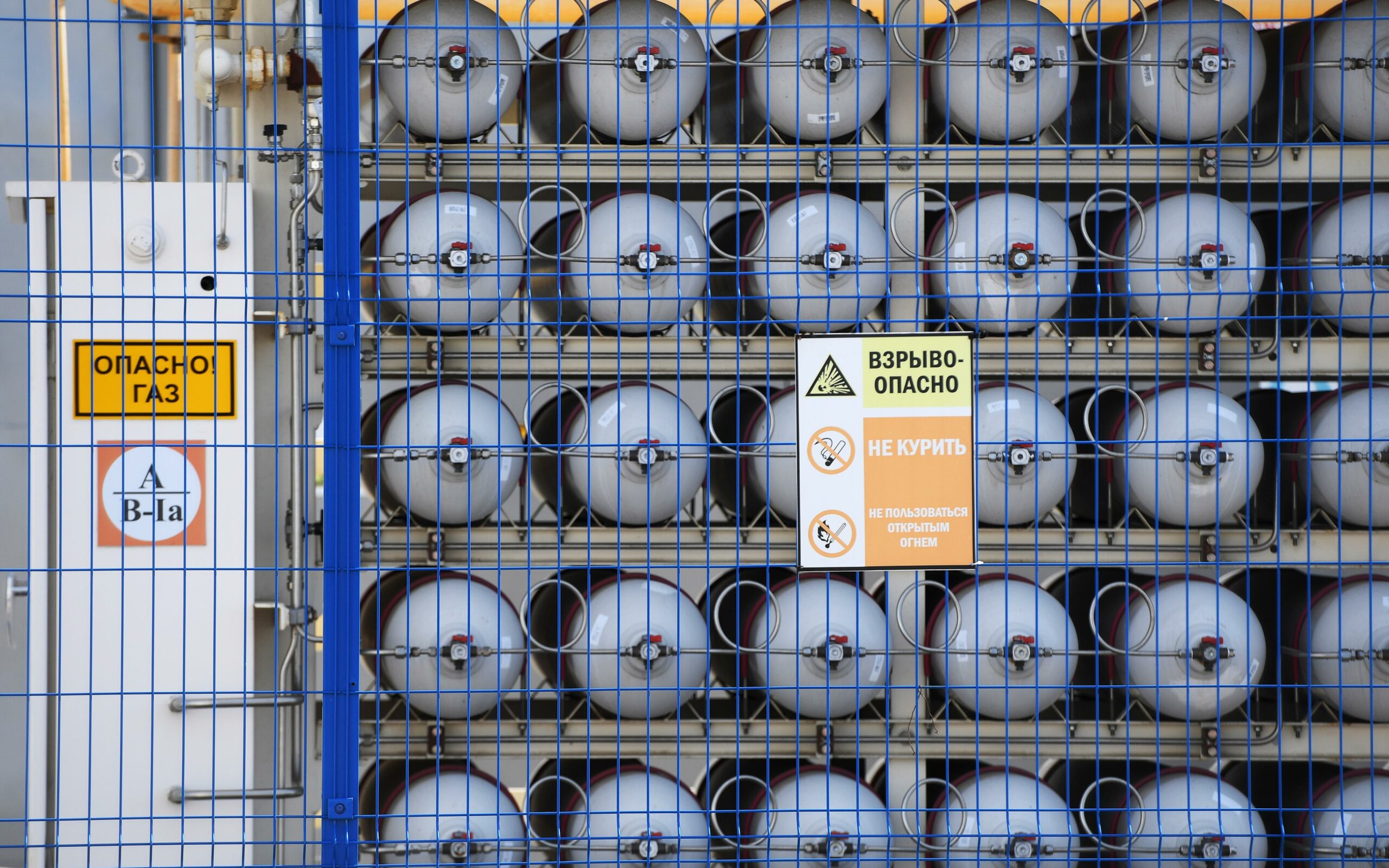 Обозначение «Природный газ» на трубе центрально-европейского газового хаба в Баумгартене, Австрия
