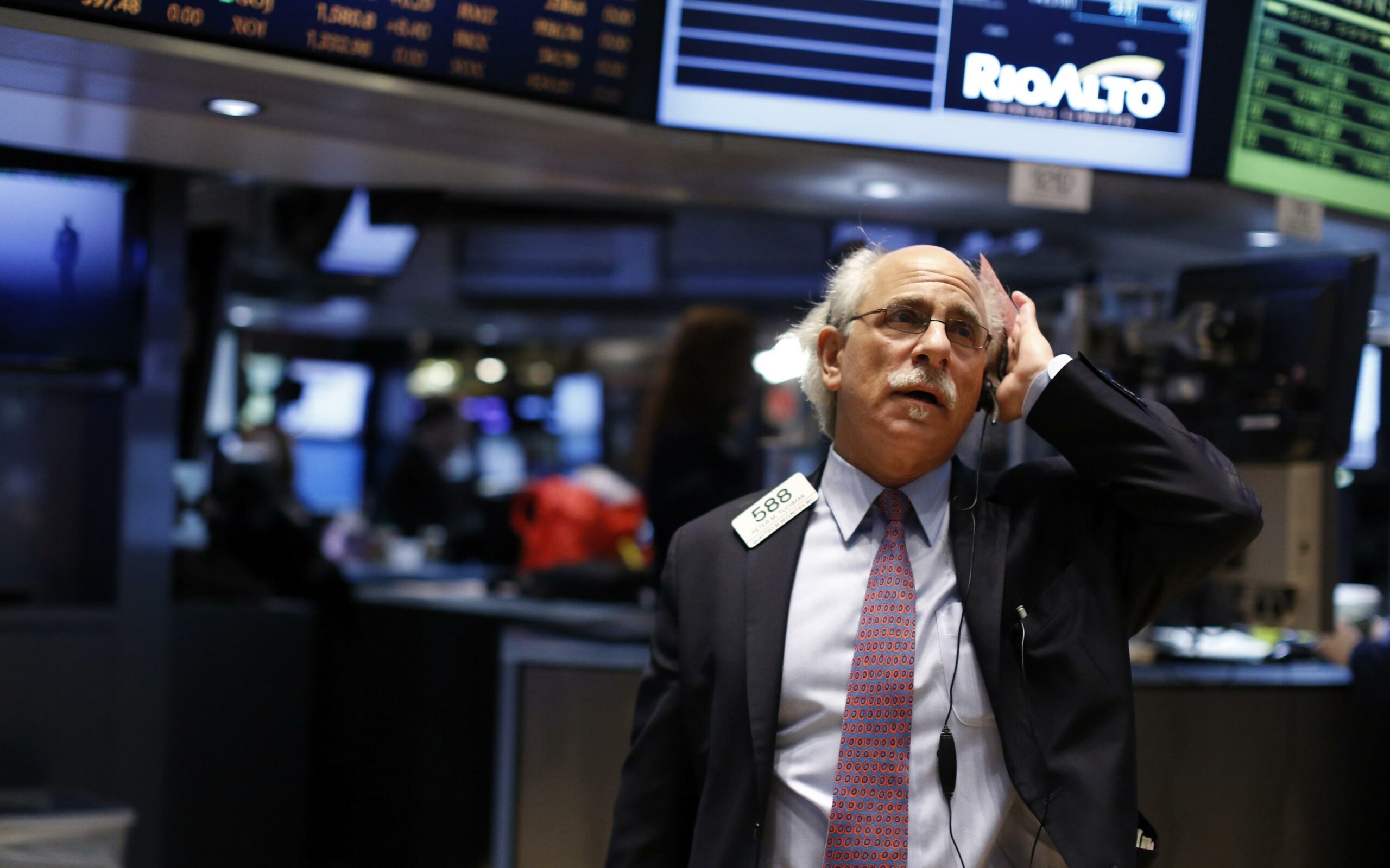 Трейдер Питер Тачман (Peter Tuchman) в зале Нью-Йоркской фондовой биржи
