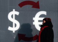 " Знаки доллара и евро на стене пункта обмена валюты в Москве. Архивное фото