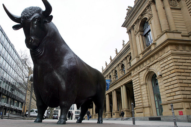 Скульптура быка перед зданием Франкфуртской фондовой биржи