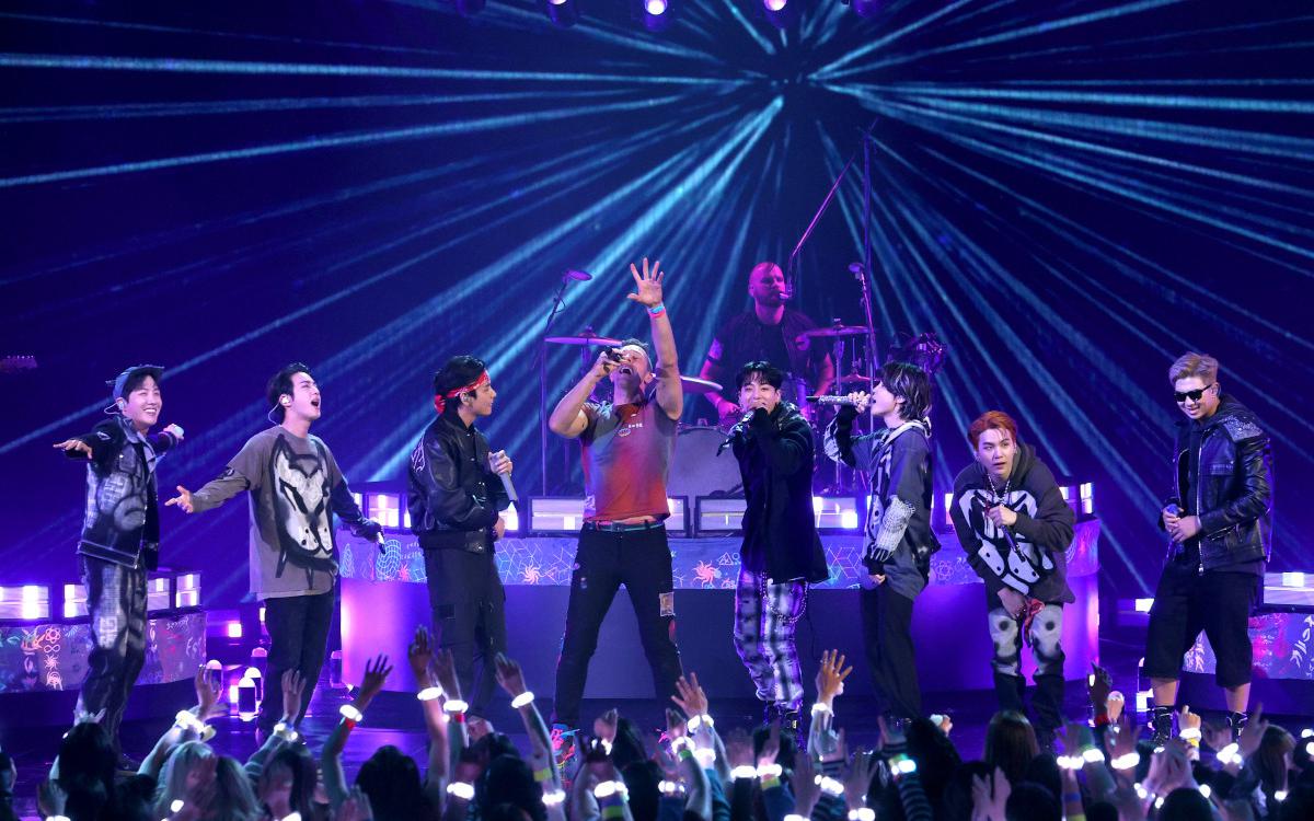 Южнокорейский бой-бэнд BTS на церемонии вручения премии American Music Awards 2021
