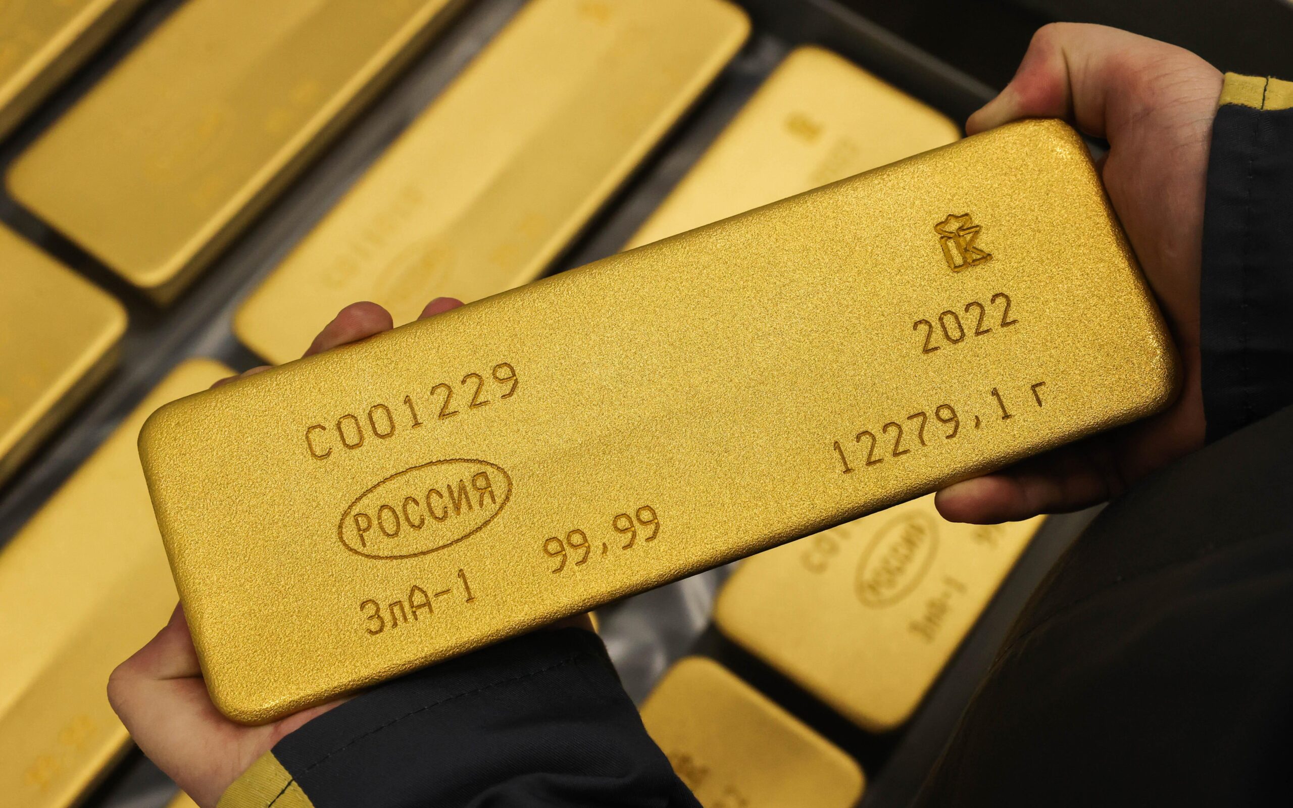 Слиток золота 99,99 пробы, изготовленный на Красноярском заводе цветных металлов им В. Н. Гулидова «Красцветмет»