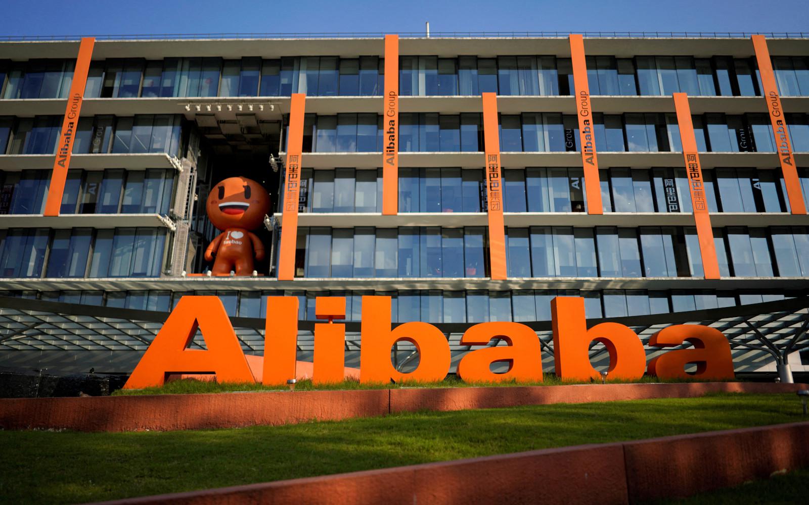 Логотип Alibaba Group в штаб-квартире компании в Ханчжоу, провинция Чжэцзян, Китай