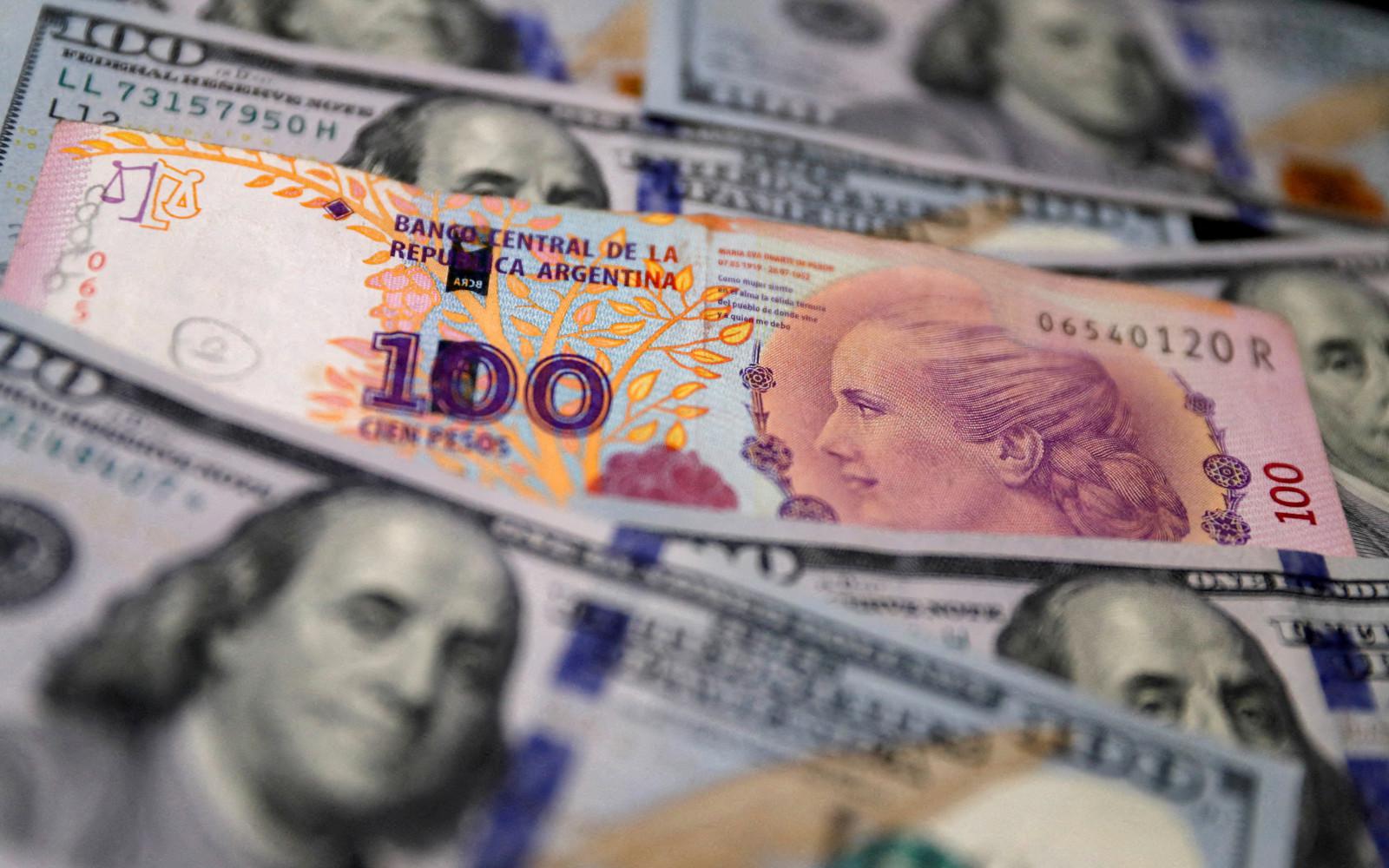 Банкнота в сто аргентинских песо