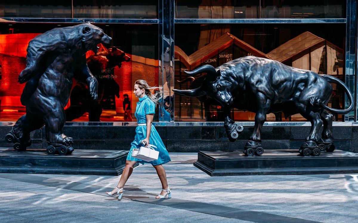 Скульптуры около офиса СПБ Биржи в Москве