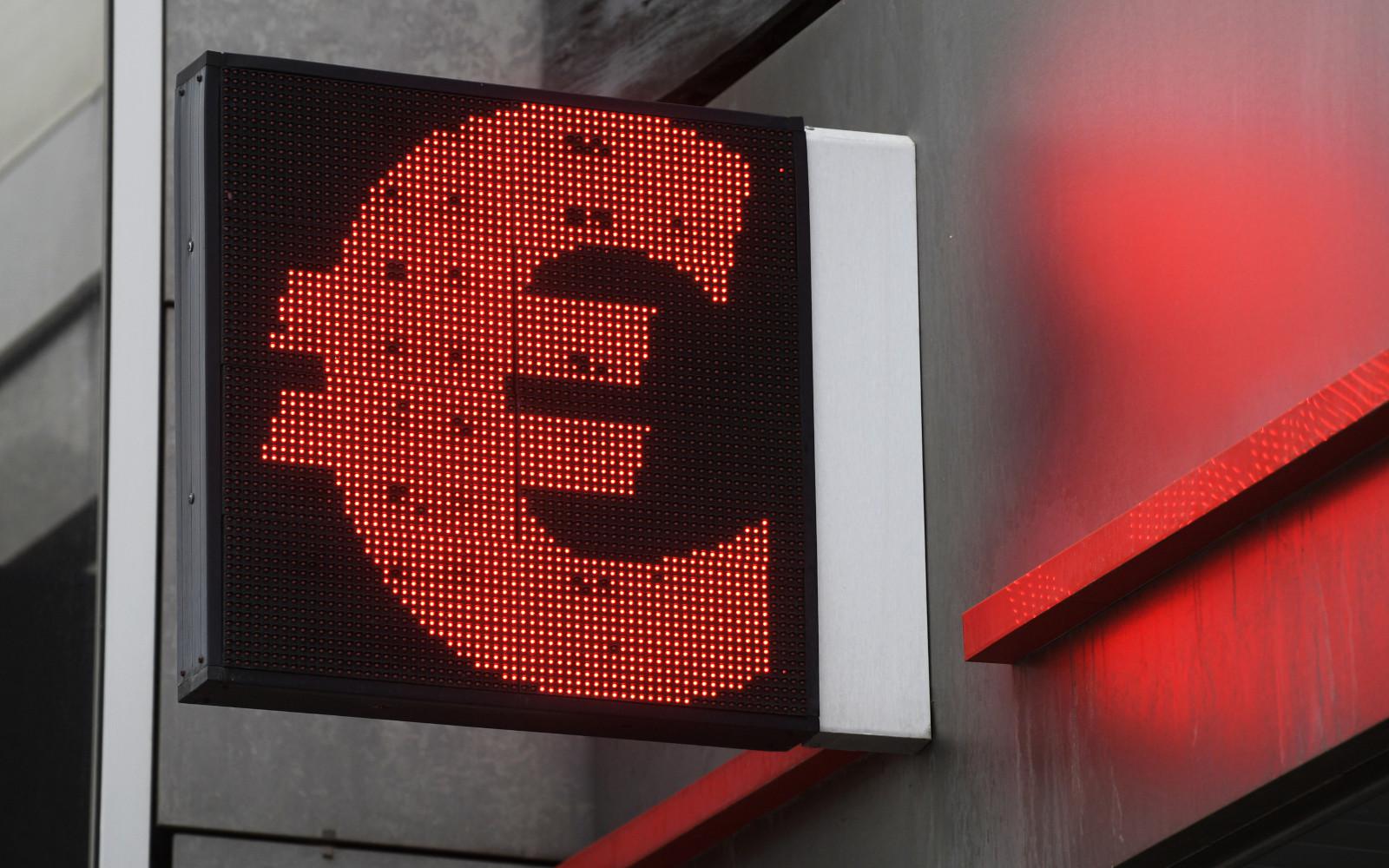Знак евро на одном из пунктов обмена валют в Москве