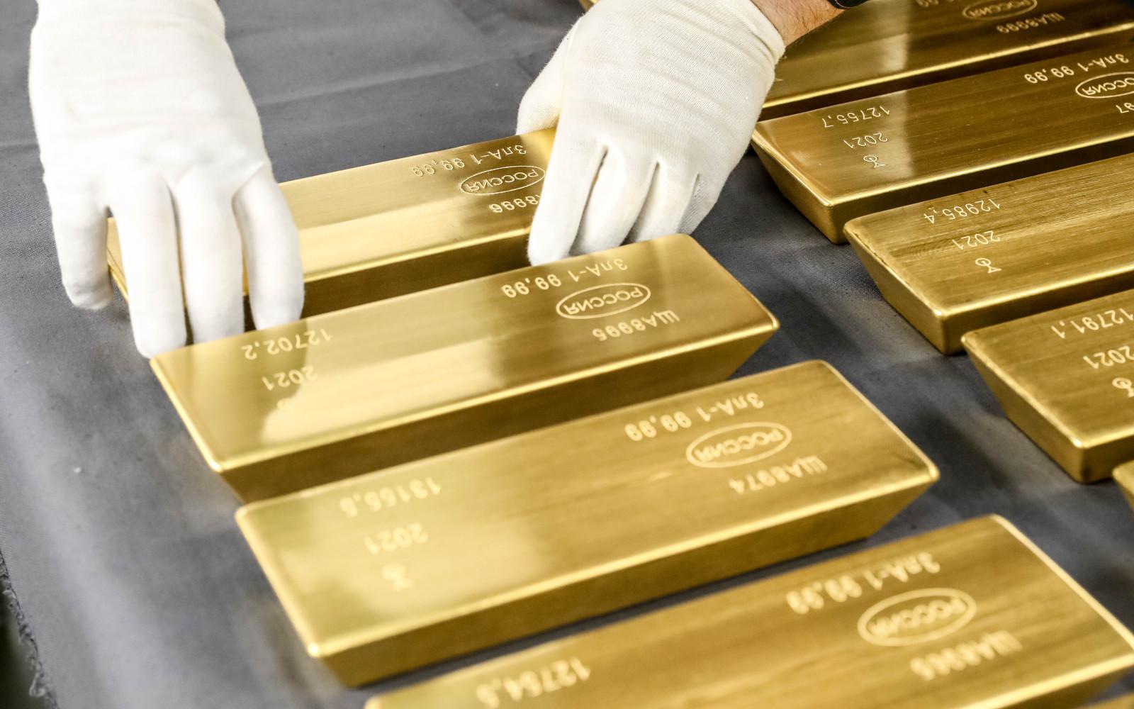 Золотые банковские слитки на Щелковском заводе вторичных драгоценных металлов золотодобывающего предприятия «Южуралзолото»
