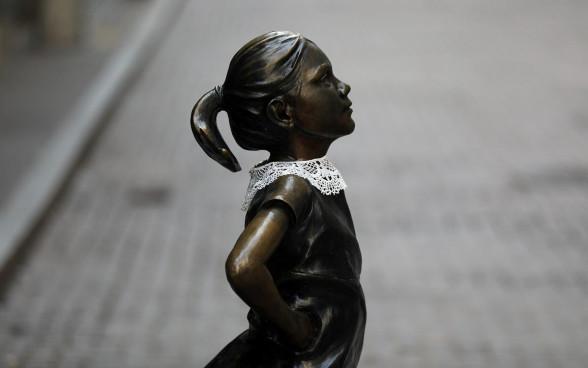 Статуя под названием «Бесстрашная девочка» напротив Нью-Йоркской фондовой биржи (NYSE)