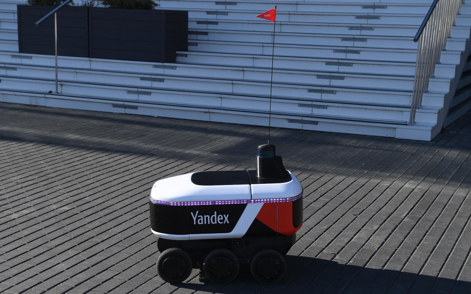Беспилотный робот-курьер «Яндекс.ровер» во время работы на территории технопарка «Сколково»