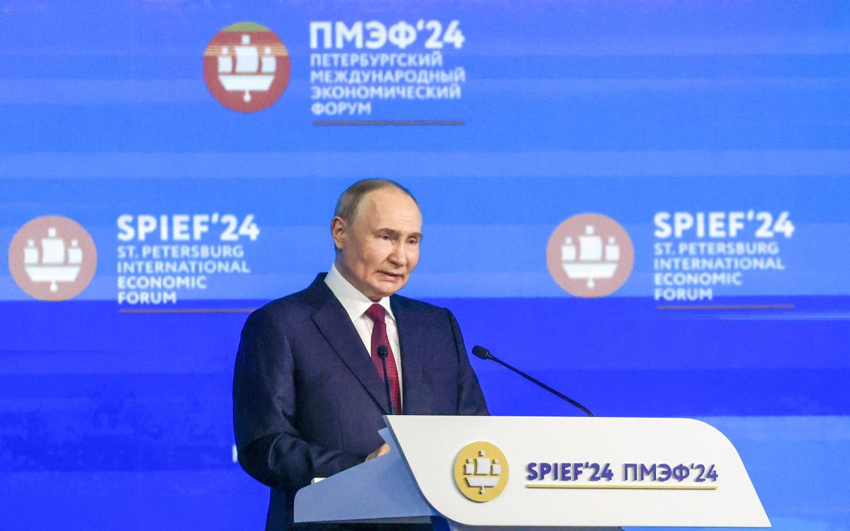Президент РФ Владимир Путин во время пленарного заседания в рамках ПМЭФ 2024 