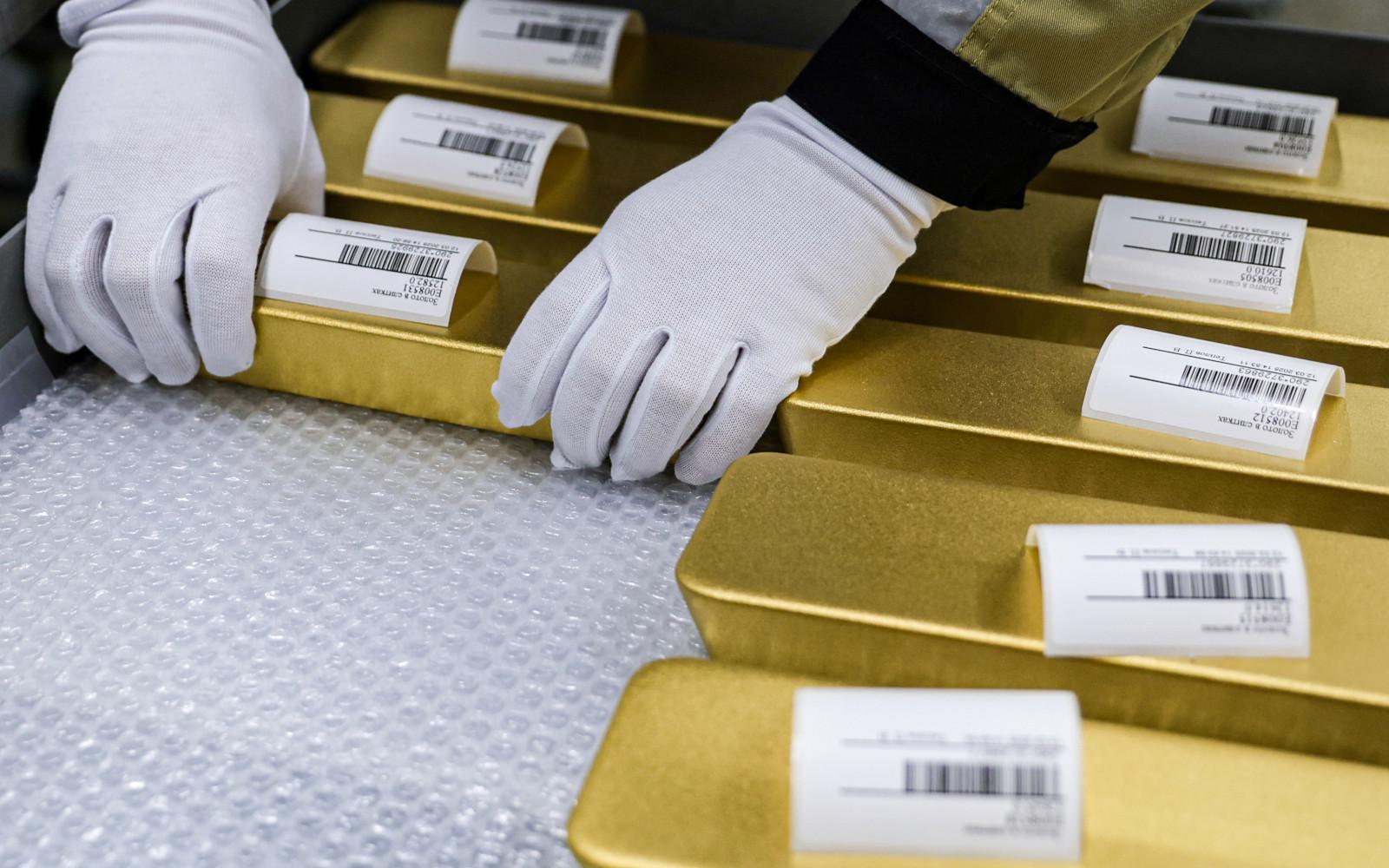 Золото взлетело до рекордной отметки из-за нового витка ослабления доллара и роста торговой напряженности