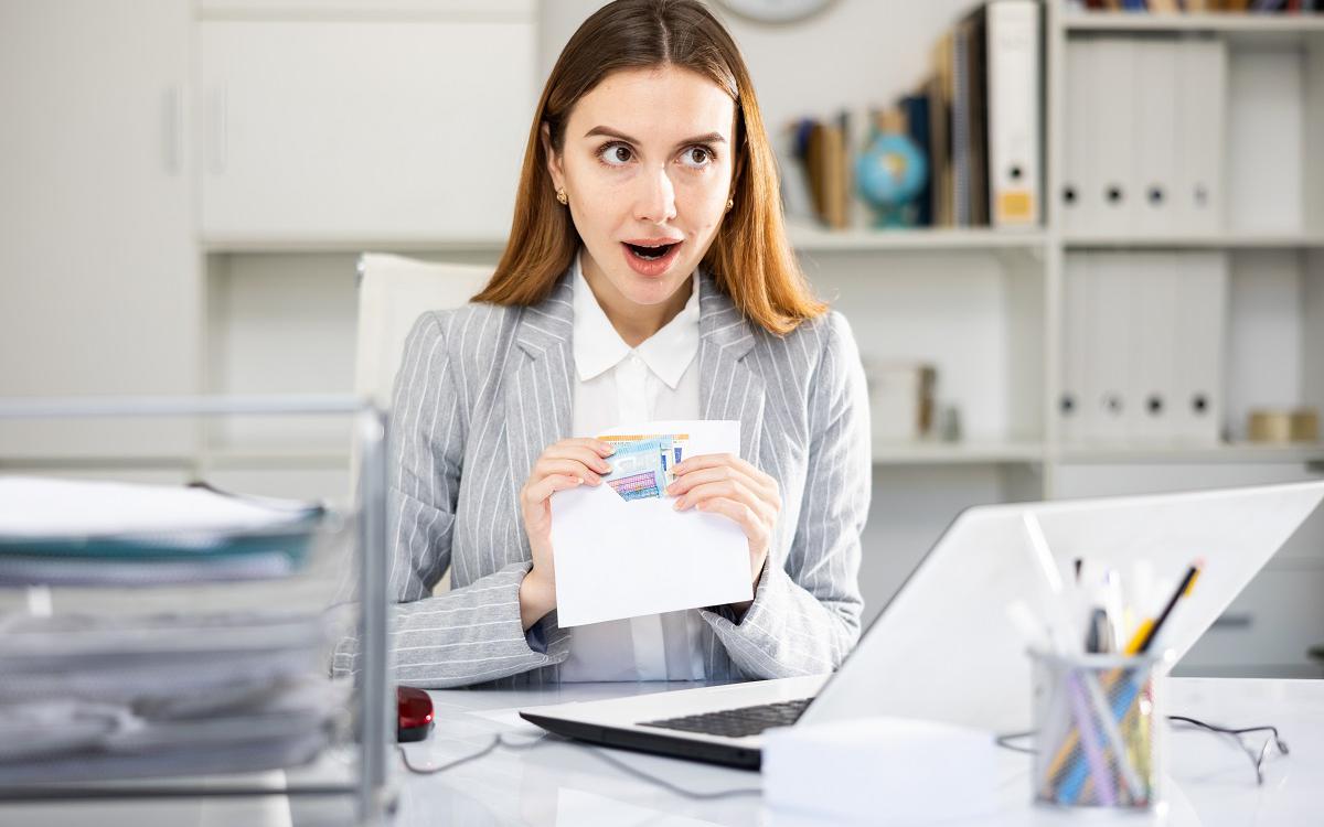 Есть мнение, что деньги — это лучший подарок. Но даже их преподнести хочется не просто в конверте, а немного оригинальнее