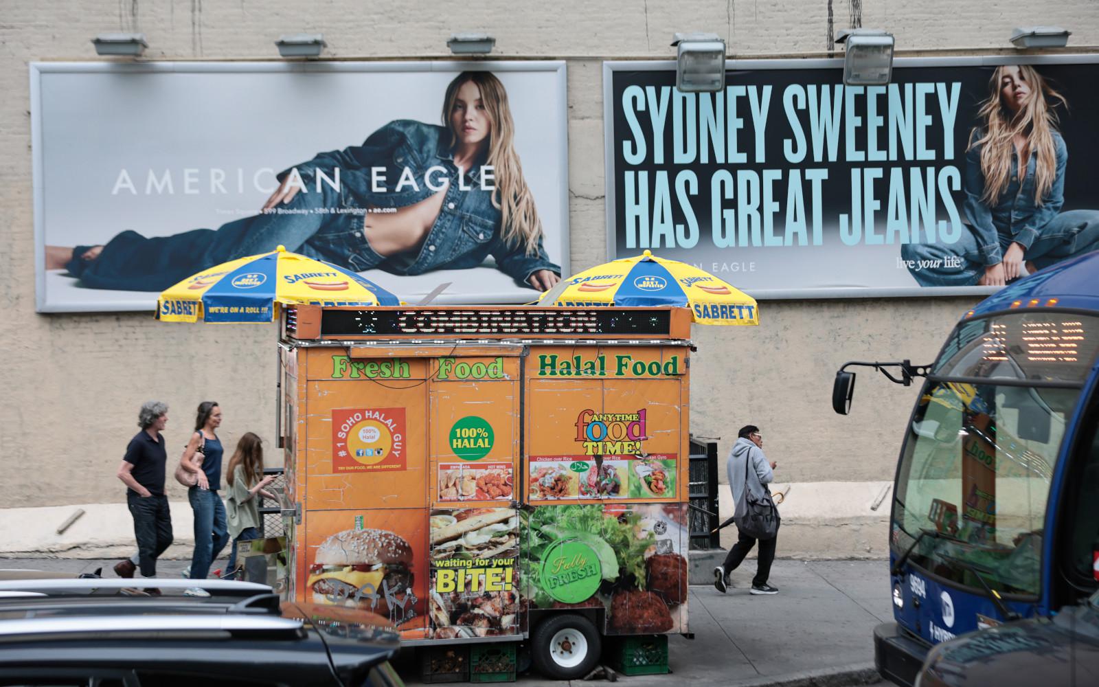 Рекламный щит ретейлера American Eagle с изображением актрисы Сидни Суини в Нью-Йорке
