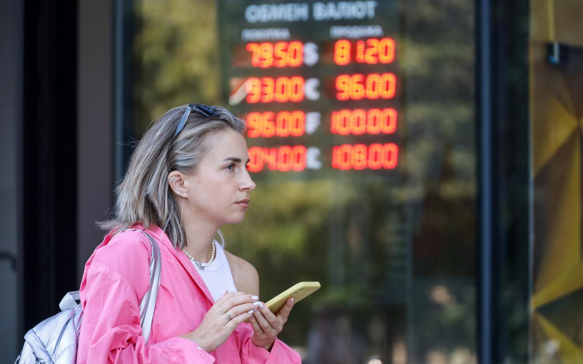 Россия. Москва. Девушка у пункта обмена валют на Большой Бронной улице