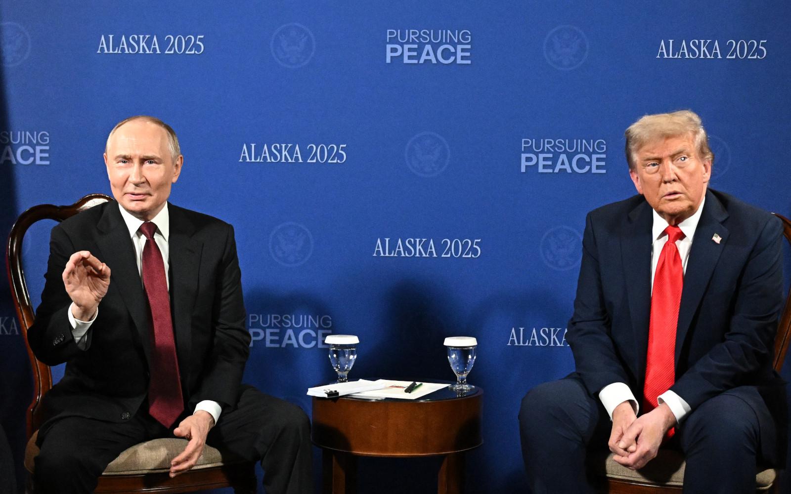 Президент России Владимир Путин и президент США Дональд Трамп во время переговоров на Аляске