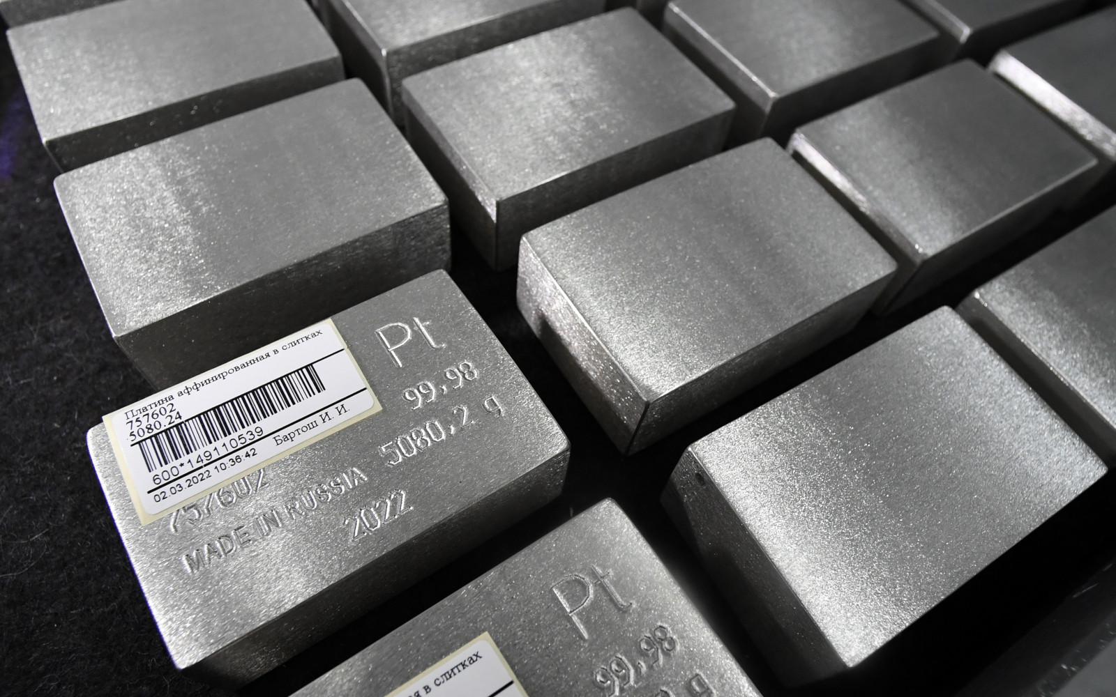 Слитки платины высшей пробы 99,98 процентов чистоты в процессе маркировки на Красноярском заводе цветных металлов имени В. Н. Гулидова «Красцветмет»