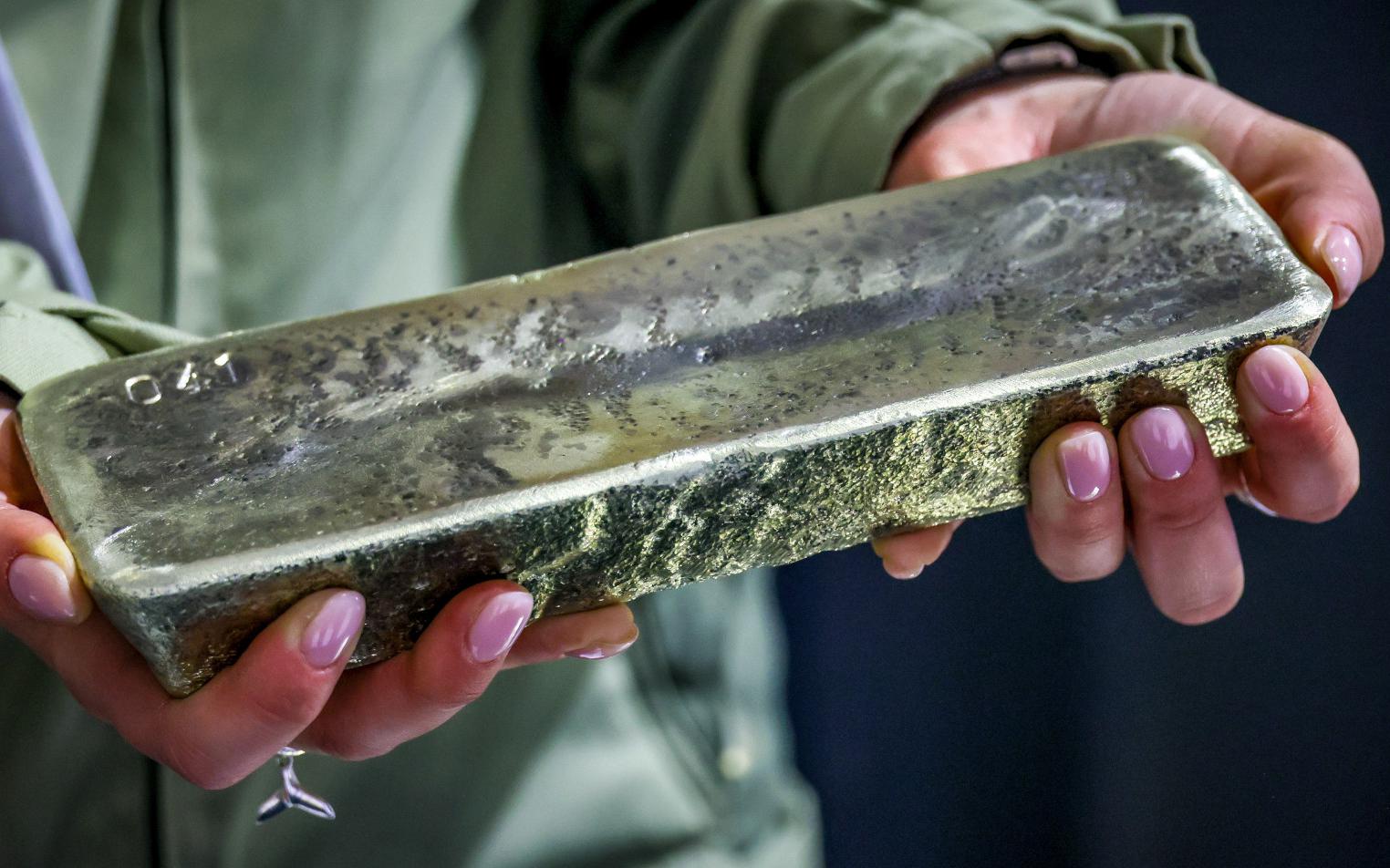 Стоимость серебра взлетела к 14-летнему максимуму