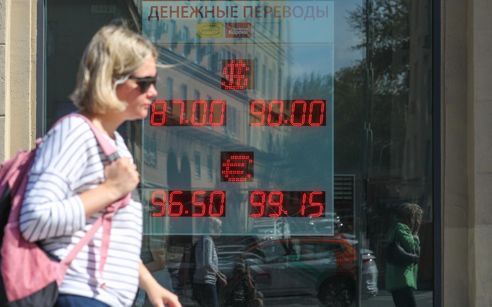 Фьючерс на доллар превысил отметку ₽84 впервые с конца апреля