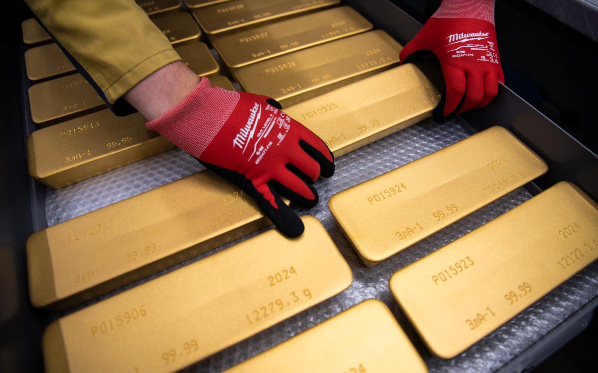 Золото 99,99 пробы на участке отгрузки готовой продукции на Красноярском заводе цветных металлов им В.Н. Гулидова «Красцветмет».